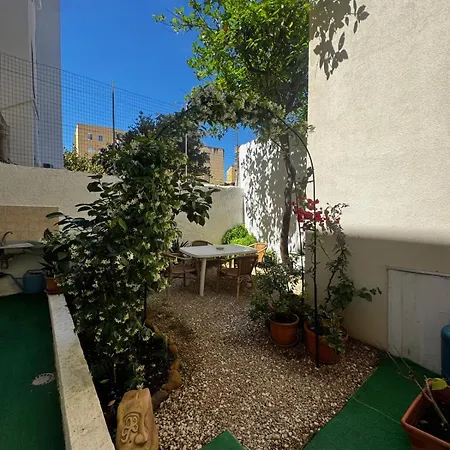 Flowered House With Garden 公寓 *
