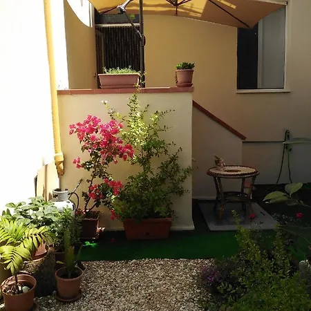 Apartment Flowered House With Garden
