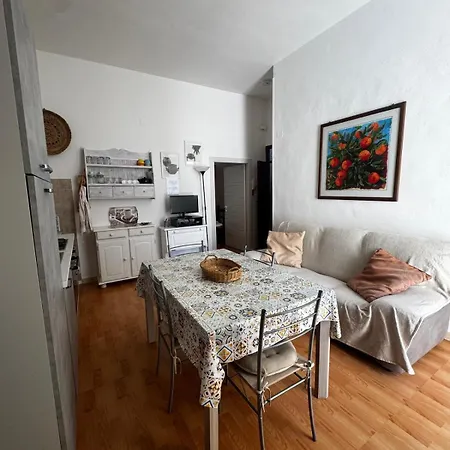 Flowered House With Garden Apartment