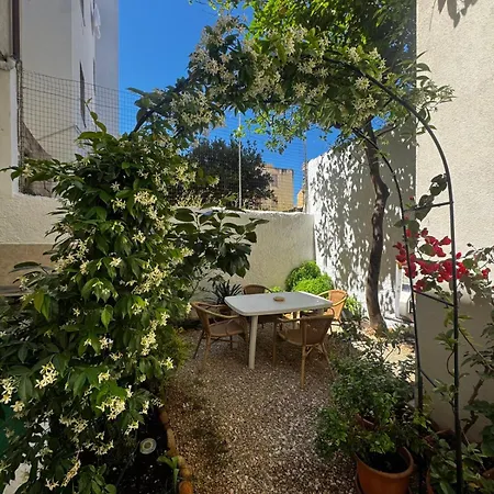 Apartment Flowered House With Garden