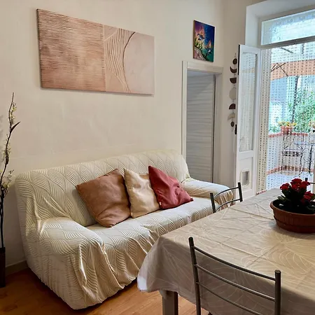 Apartament Flowered House With Garden