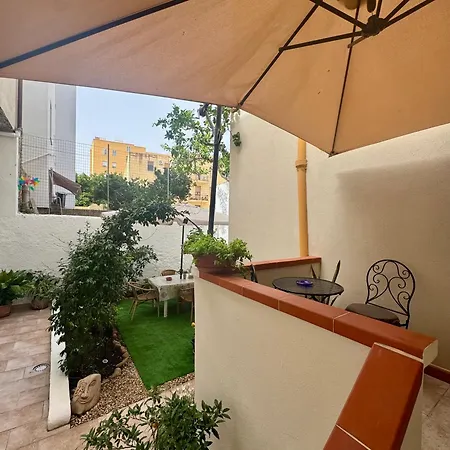 Apartmán Flowered House With Garden