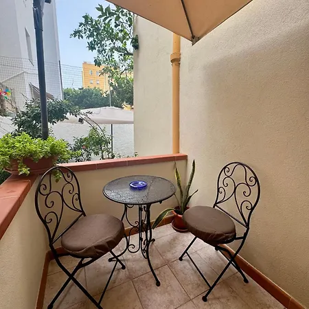 Flowered House With Garden Apartmán