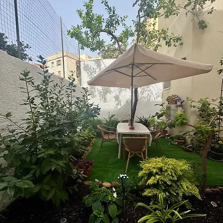 Flowered House With Garden Apartmán *