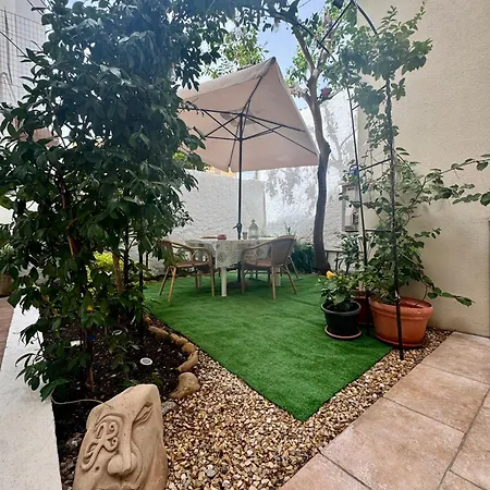 Flowered House With Garden Apartmán