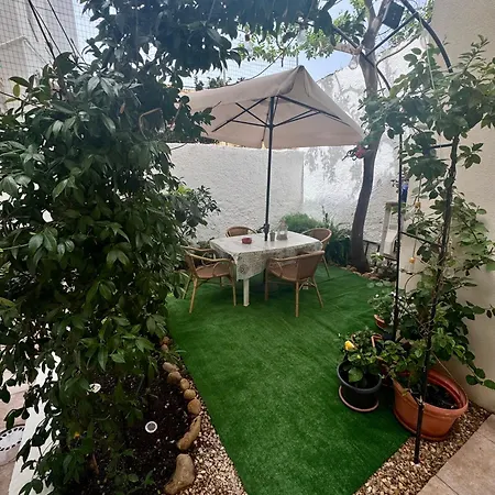 Apartmán Flowered House With Garden