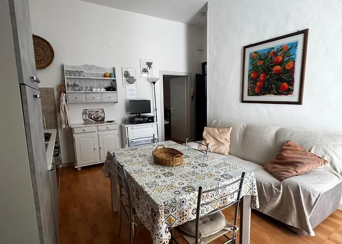 Flowered House With Garden Daire