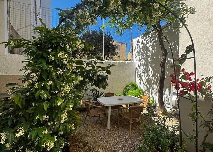 Daire Flowered House With Garden