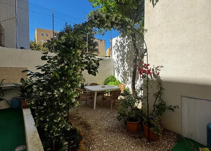 Flowered House With Garden Daire *