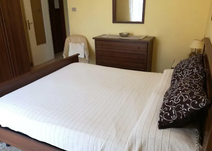 Daire Flowered House With Garden